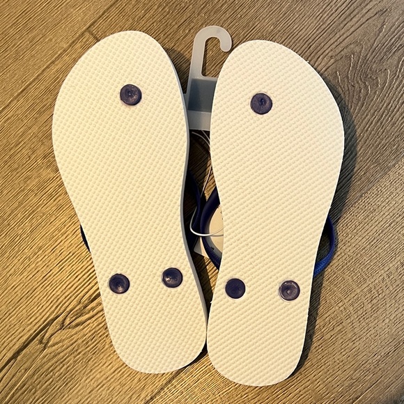 NWT Gap Flip Flops - Picture 3 of 4